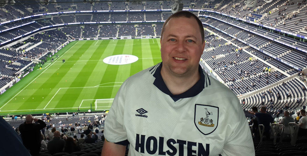 Bjørnar Valen med Tottenham-drakt med Tottenham Hotspur Stadium i bakgrunnen.