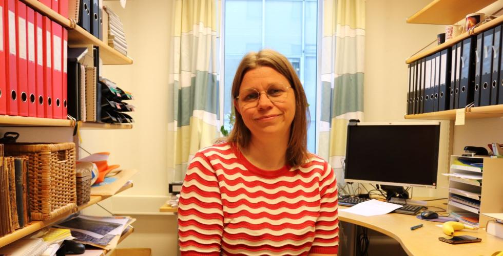 Dame med rød genser og briller