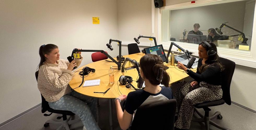 Tre kvinner i radiostudio