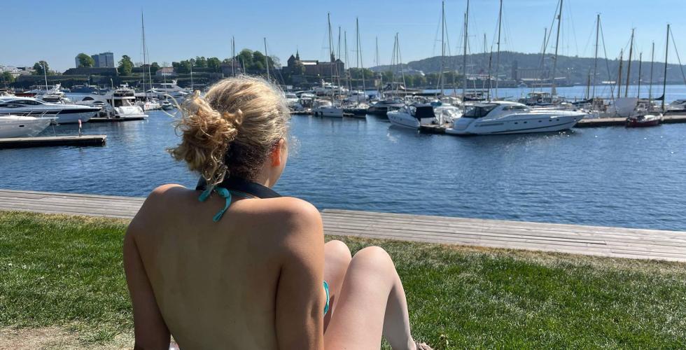 Jente ssom soler seg ved Sørenga