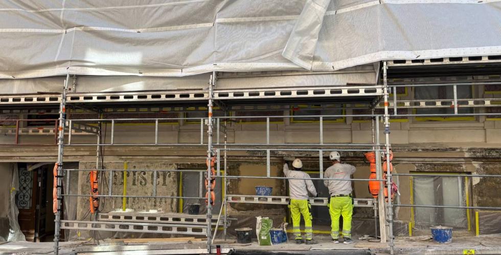 to arbeidere som renoverer et bygg