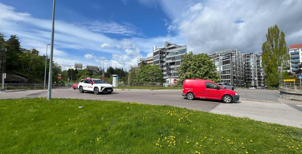 To biler som kjører i rundkjøringen på Bygdøylokket