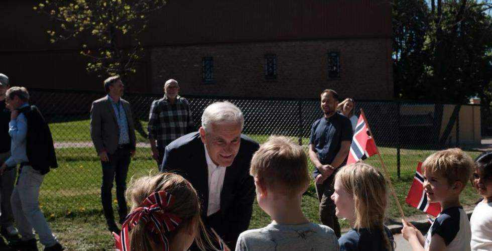 Jonas Gahr Støre møter barna på Skøyen barneskole.