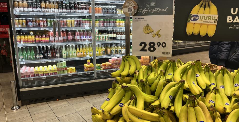 Bilde av bananer i butikken. 