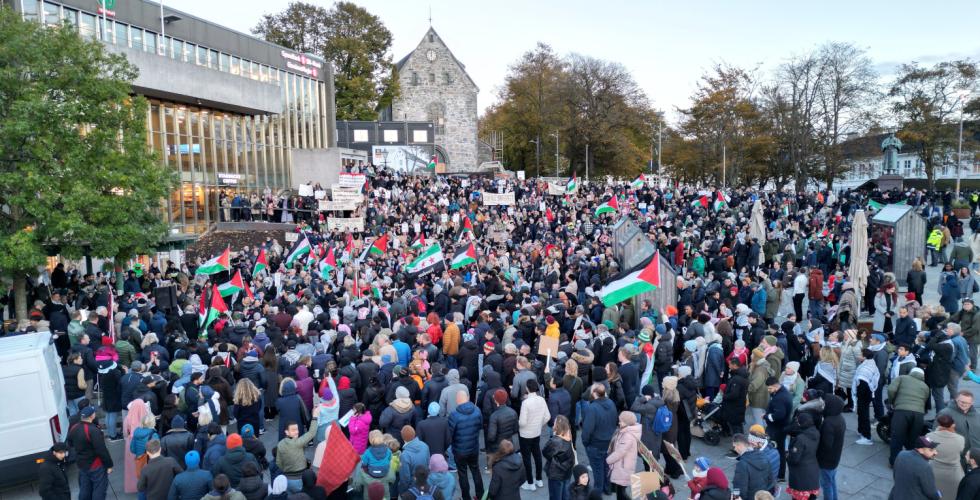 Mange 100 mennesker er samlet i stavanger for å protestere mot Green Mountain og vise støtte til Palestina.