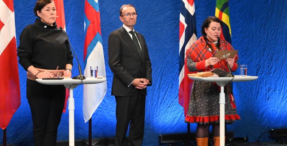 pressekonferanse med tre personer stående foran ulike flagg. Personene er Vivian Motzfeldt, Espen Barth Eide og Silje Karine Muotka. Dette er politiske ledere i Grønland, Norge og Sametinget. På bildet taler Muotka, presidenten på Sametinget. 