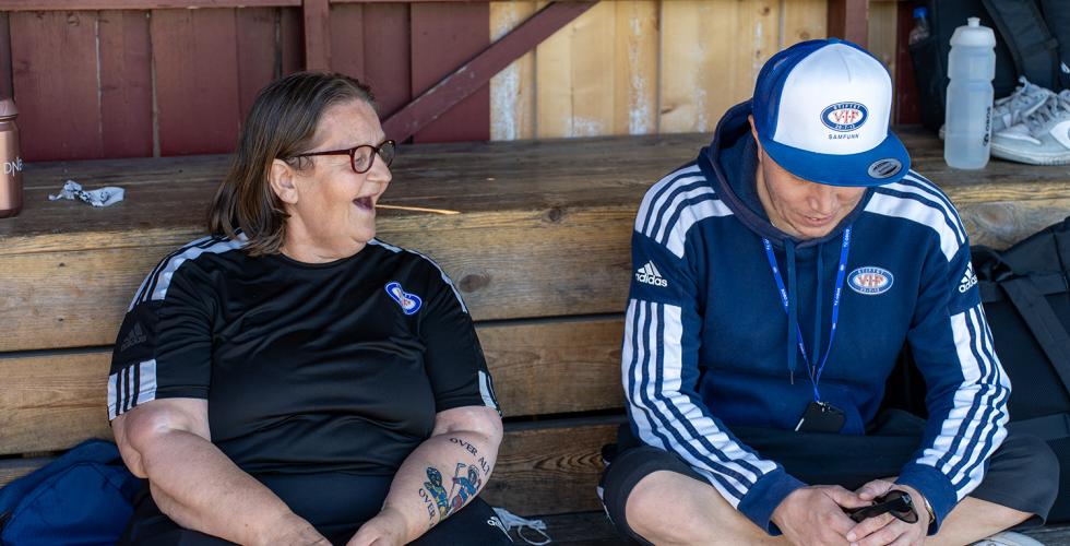 Jane og Jack på benken med smil