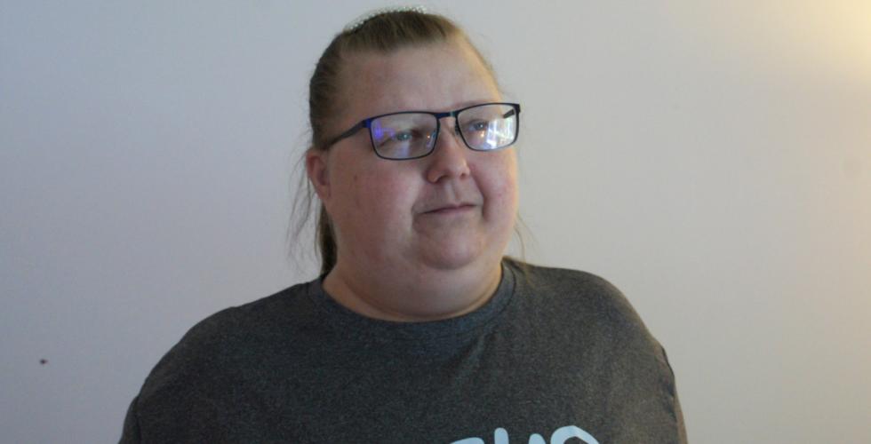 Monica Østbø ser mot høyre.