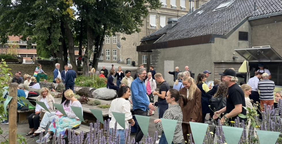 Stor folkemengde i bakgård