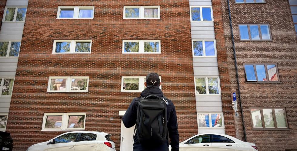 Mann ser opp mot blokka