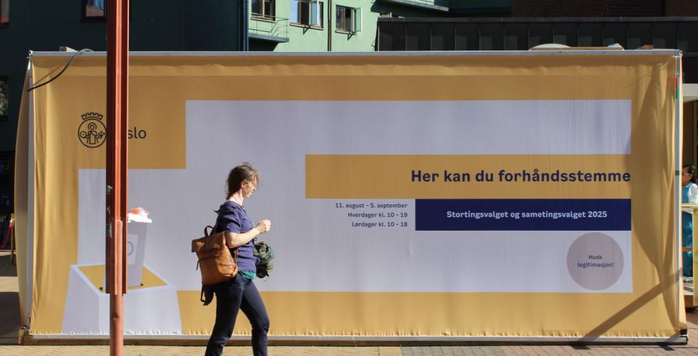 Person går forbi valglokalet på Tøyen Torg