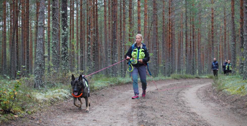 Sarah Small og hunden Extra i Norske redningshunder