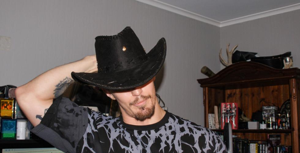 Atlas har på seg en cowboyhatt