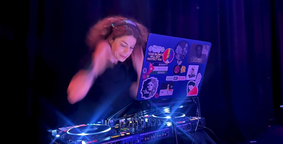 DJ bak mixeboard.