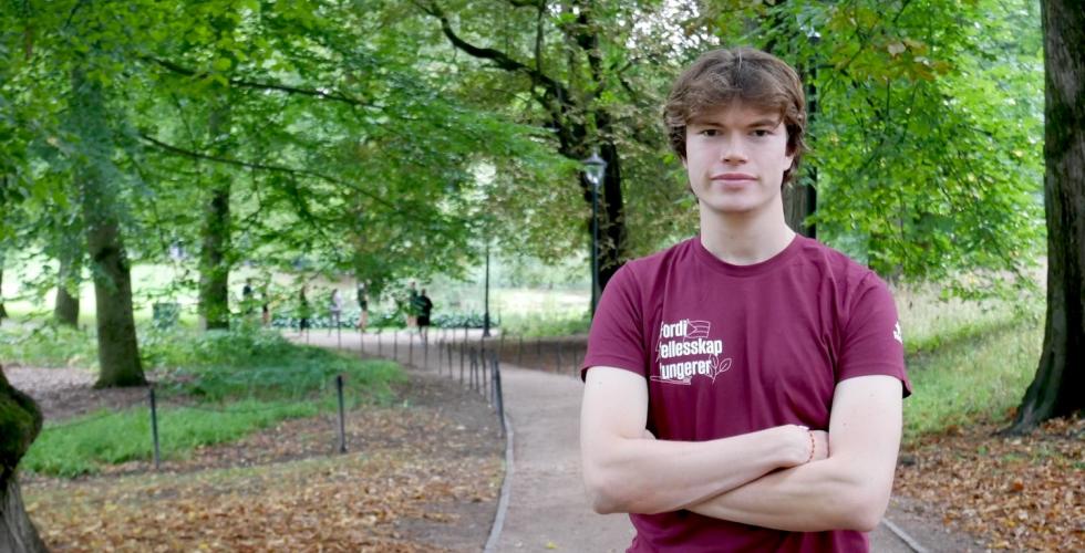 Daniel Homme i Rød ungdom foran kamera