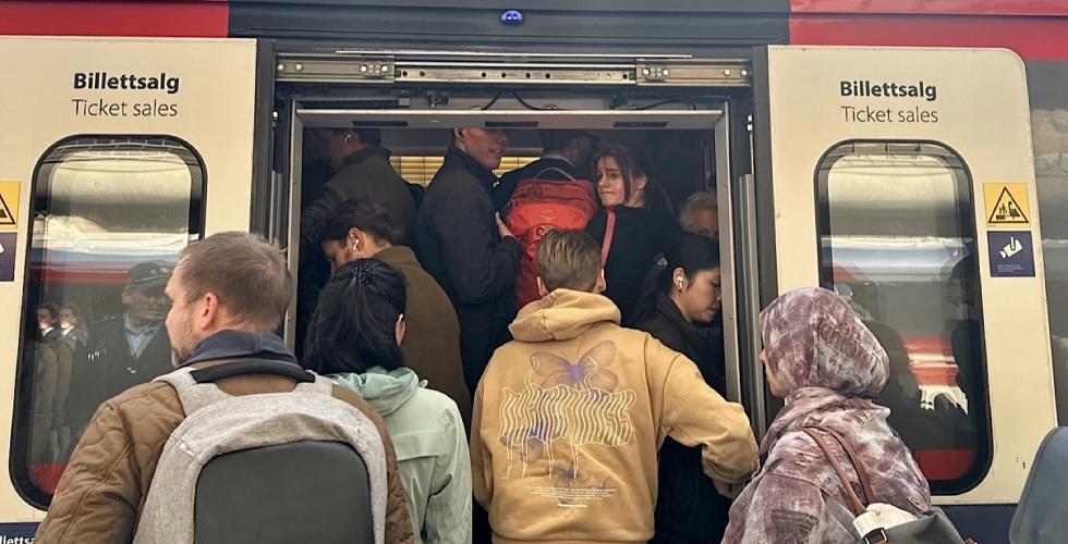 Masse folk utenfor toginngangen 