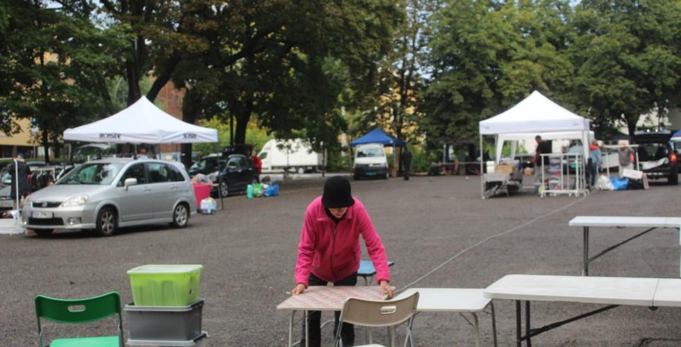 Folk steller i stand til et marked