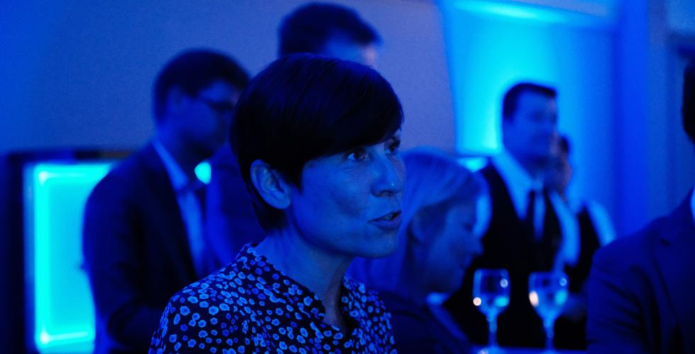 Ine Eriksen Søreide snakker med media.