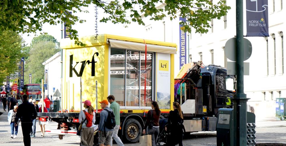 KRF sin valgbod blir fraktet avgårde av en trailer. 