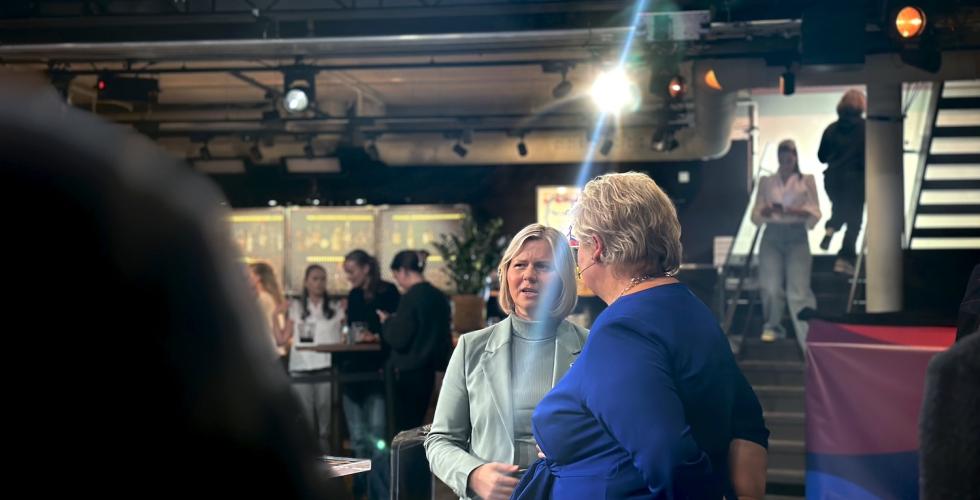 Venstre-leder Guri Melby og Høyre-leder Erna Solberg står sammen og snakker under TV 2s partilederdebatt i Oslo. 