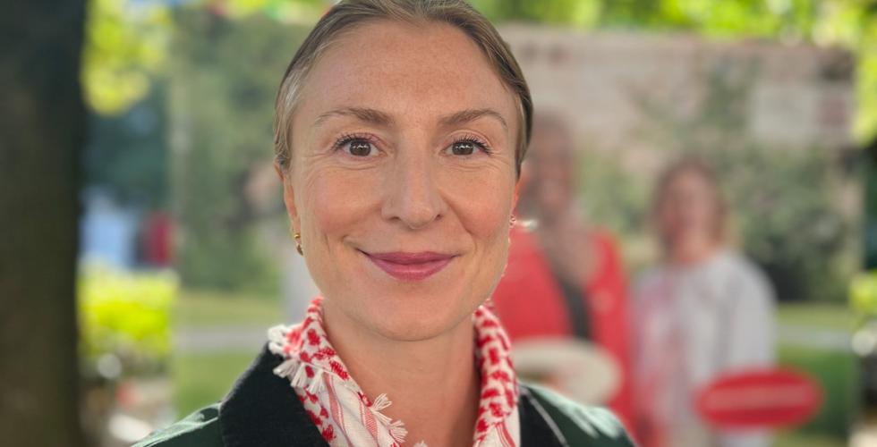 Sunniva Holmås Eidsvoll, 2. kandidat for Oslo i SV foran SV-stand.
