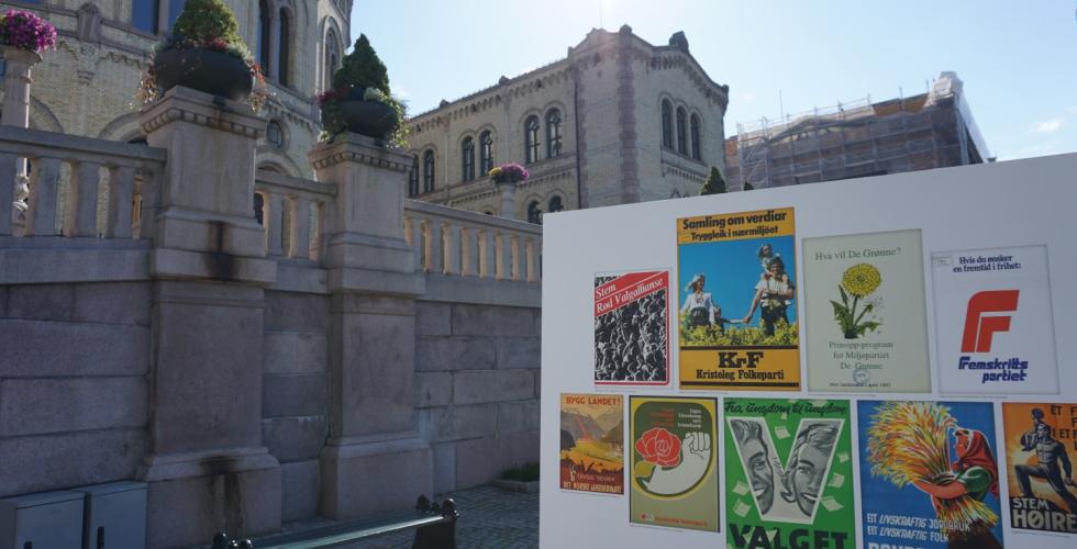 Plakat foran Stortinget bestående av gamle kampanjer til de ulike politiske partiene