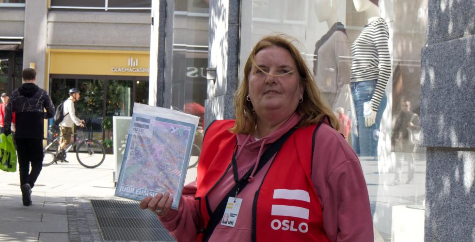 Dame som holder et blad 