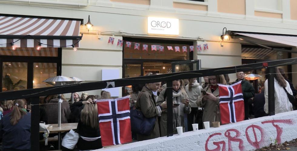 Kafeen Grød med lang kø utenfor