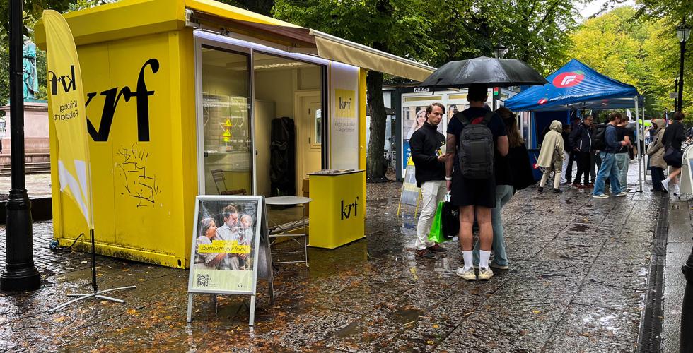 Bilde av KrF sin stand i Karl Johan med FrP sin stand i bakgrunnen