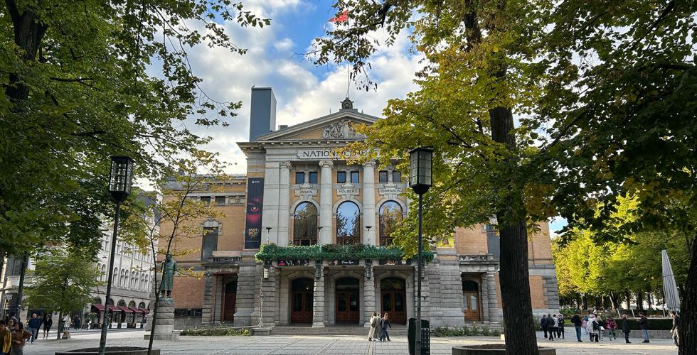 Nationaltheateret fra hovedinngangen 