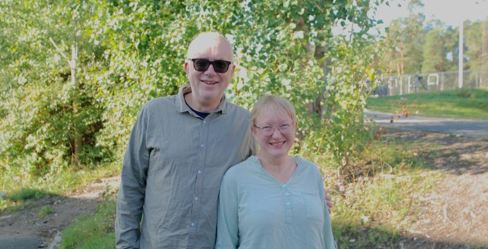 eldre par drar sammen for å stemme