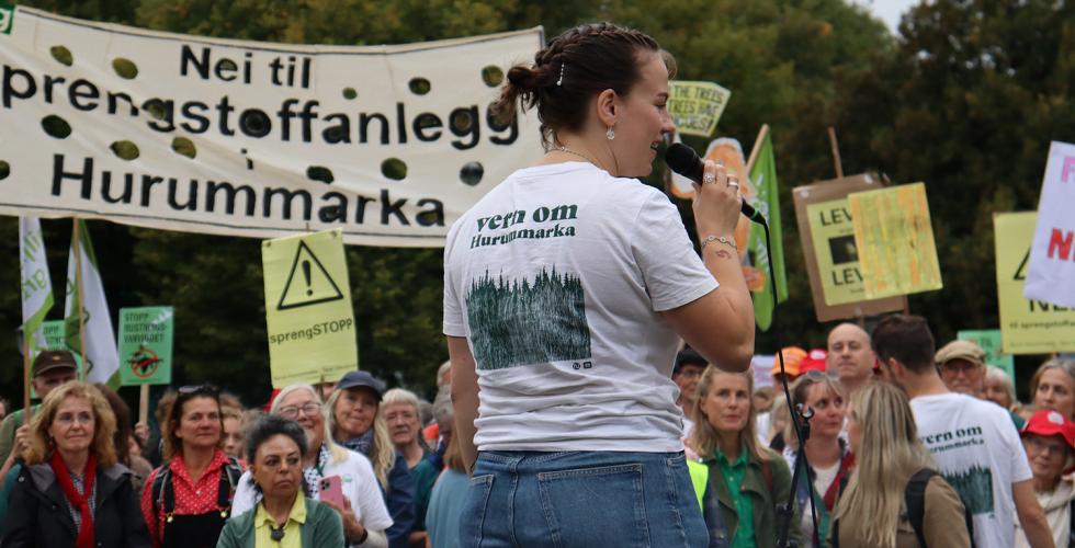 Vivian Nedenes snakker til demonstrantene 