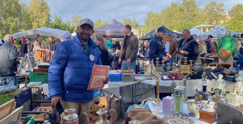 Selger som står i bod på Birkelunden Bruktmarked. 