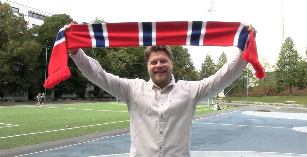 Oljeberget styremedlem Torstein Hamran smiler med supporterskjerf hevet over hodet