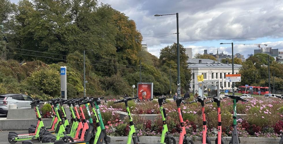 Elsparkesykler stående på gata