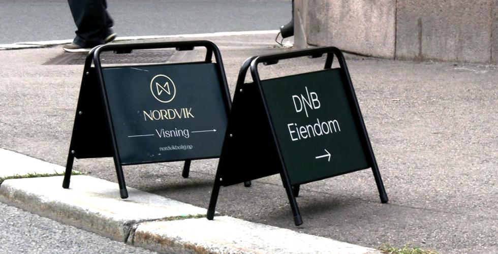 To skilt som indikerer at det er visning på leiligheter i en blokk. 