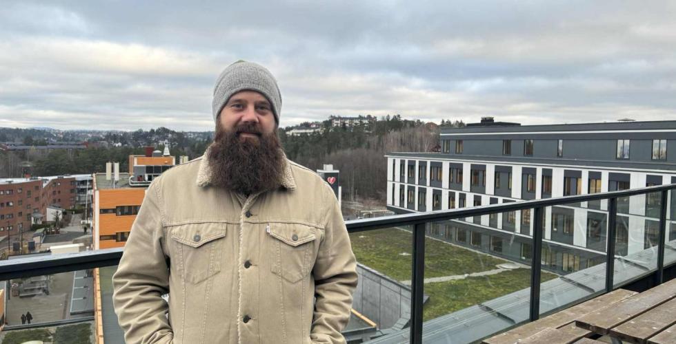 Audun Westad halvnært portrett med utsikt over Holmlia