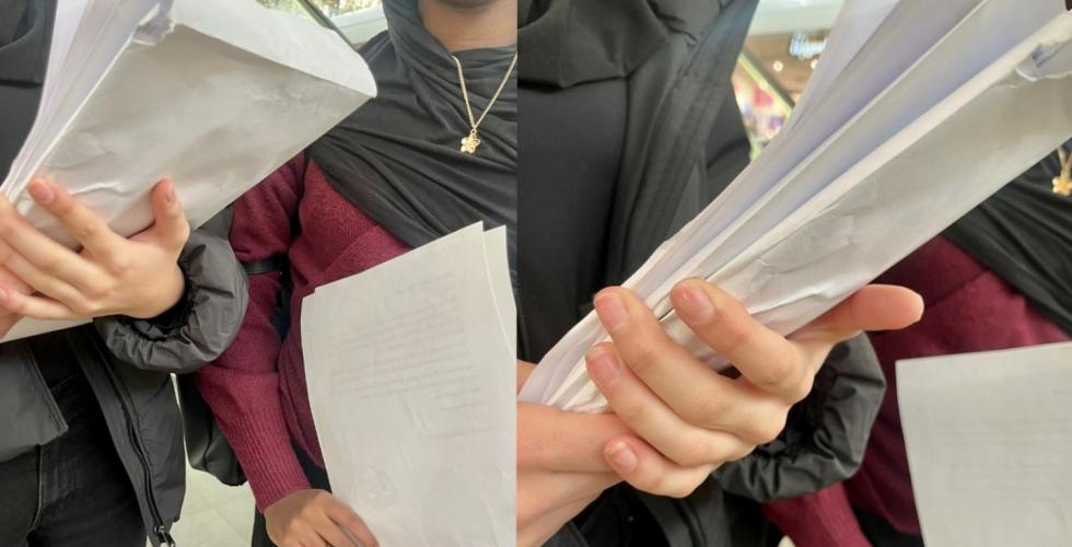 Salma (16) og Daniya (16) med CV og søknad de skal levere 