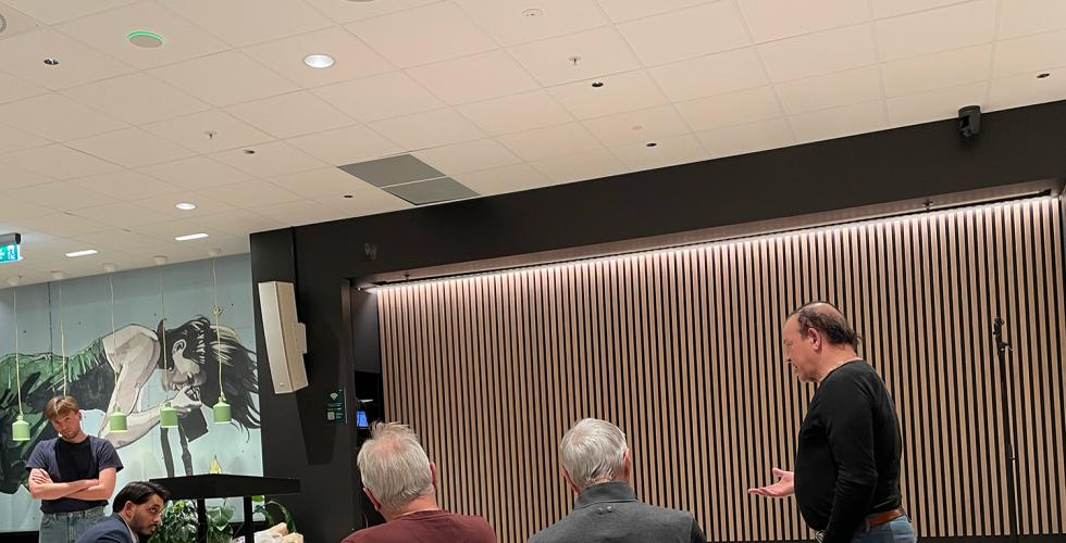 Ali Ajami snakker direkte til stortingsrepresentant Farukh Khureshi.