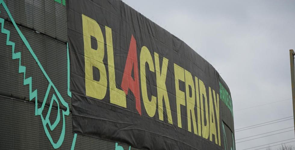 Alna senter fra motorveien. Bilde av banner. Blackweek. 