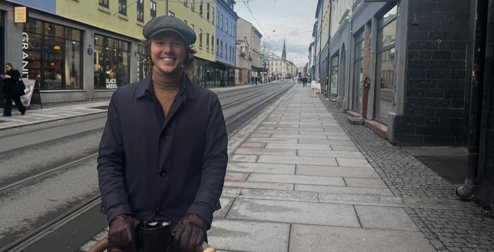 Christen Andreas Wroldsen med barnevogn på Grünerløkka