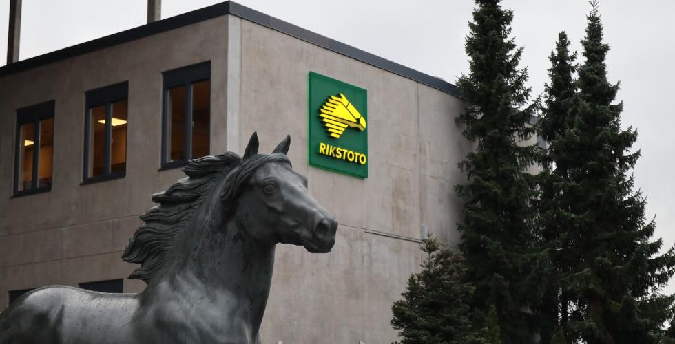 En statue av en hest på Bjerke travbane