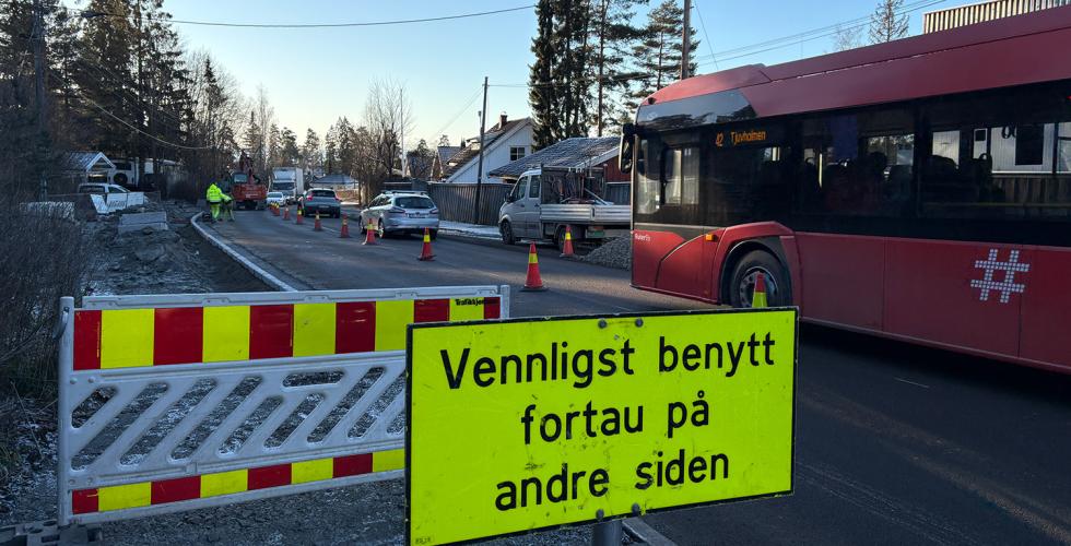 Buss som kjører forbi veiarbeid.