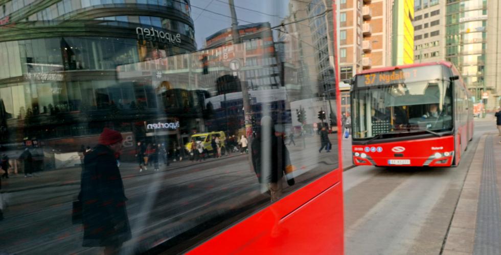 To busser på Jernbanetorget i Oslo