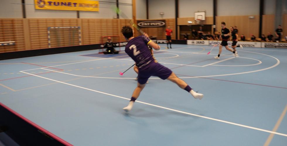 Tunet spiller nr 2 som skyter mot mål