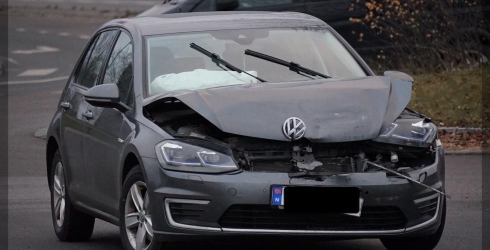 En bil med store skader på fronten