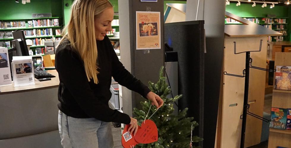 Silje Helene Ferner-Calvert henger opp julehjerter på treet