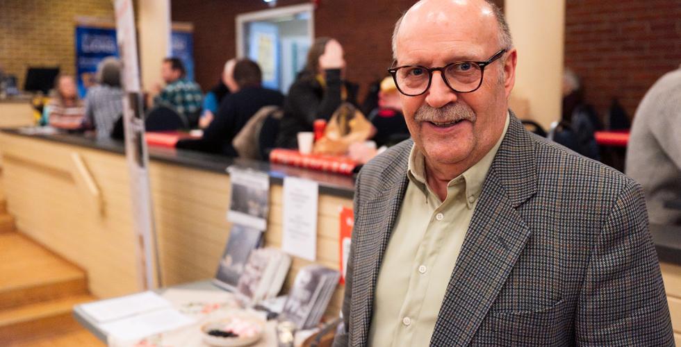 Vidar Johan Skagen foran bord med bøker