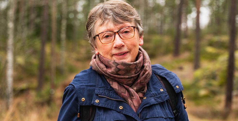 Portrett av Britt Floberg i skogen
