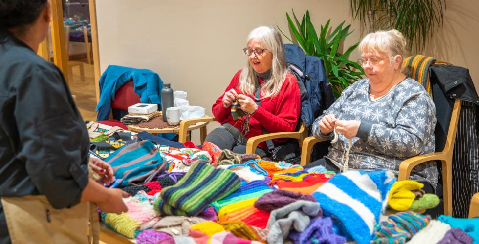 Gunn og Mirjam fra Grønlandsrosene strikker med løpende produksjon.
